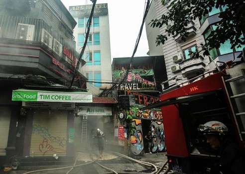 Hà Nội: Cháy khách sạn trên phố Lương Ngọc Quyến, hơn 30 người được giải cứu - Ảnh 1