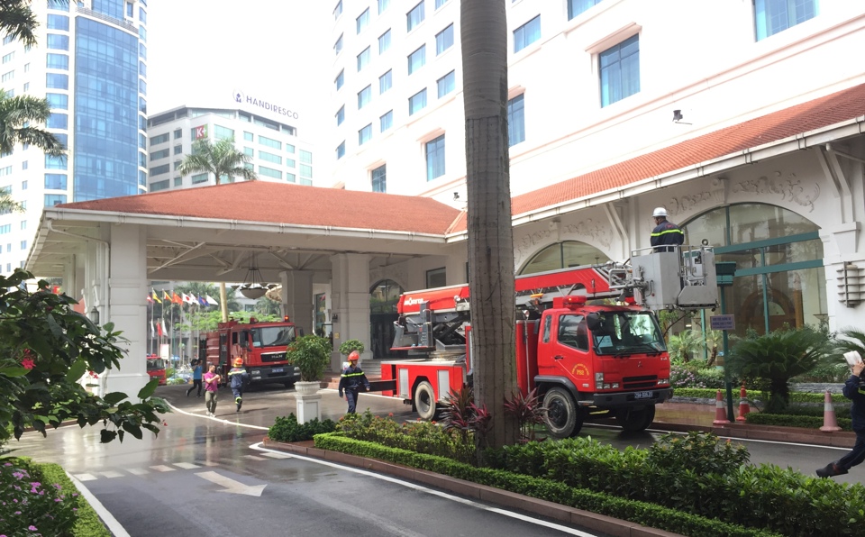 Hà Nội: Giả định cháy khách sạn Daewoo, 11 người được giải cứu - Ảnh 3