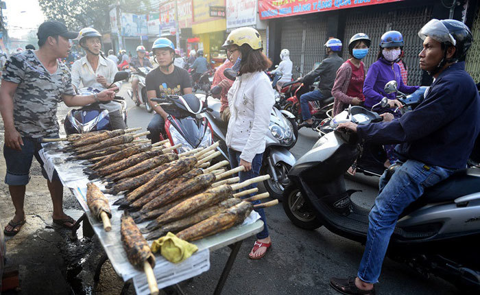 Người dân TP Hồ Chí Minh đổ xô đi mua cá lóc nướng cúng Thần Tài - Ảnh 1