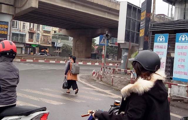 Những cảnh tượng hiếm thấy trong bến xe ở Hà Nội ngày 30 Tết - Ảnh 4