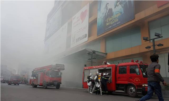 “Cháy”ở tòa nhà Mipec Tower, 2 người mắc kẹt trên tầng cao được giải cứu - Ảnh 6