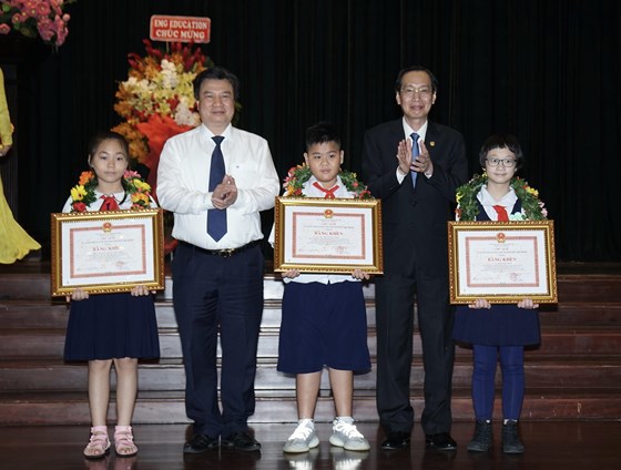 TP Hồ Chí Minh: Tuyên dương, khen thưởng 618 học sinh giỏi tiêu biểu - Ảnh 2