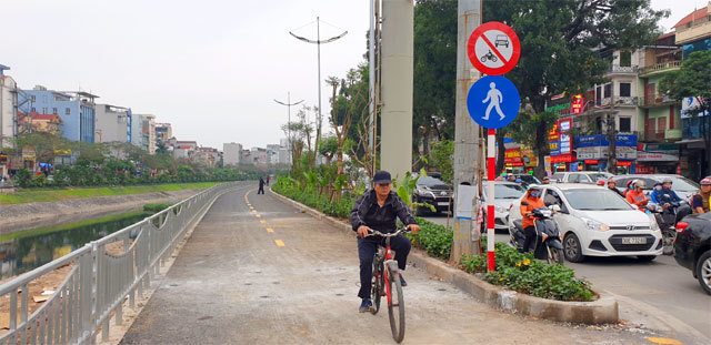 Lắp rào chắn xe máy trên đường đi bộ ven sông Tô Lịch - Ảnh 4