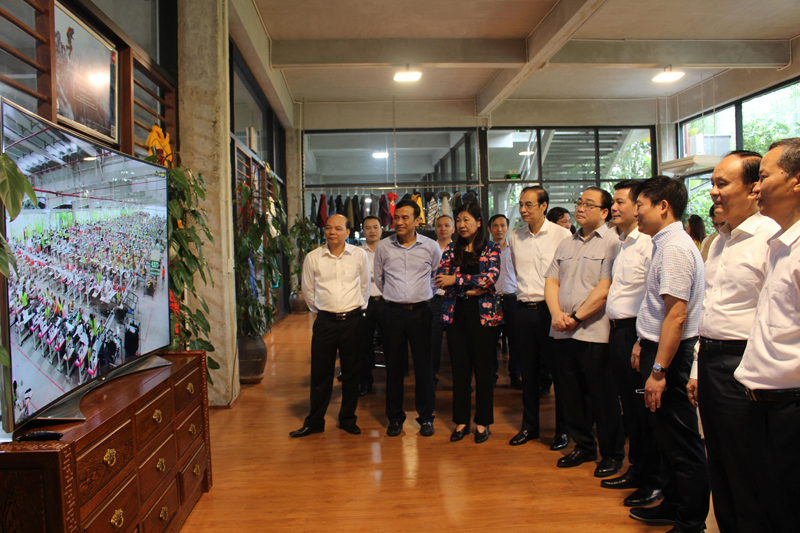 Đoàn công tác thành phố Hà Nội thăm Công ty CP sản xuất hàng thể thao MXP - Ảnh 1