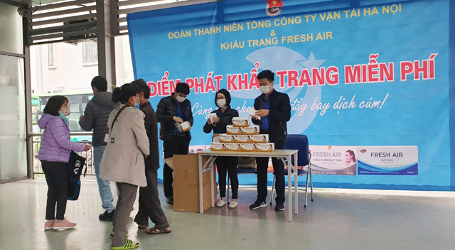 Hà Nội: Phát khẩu trang cho hành khách đi xe buýt phòng dịch bệnh nCoV - Ảnh 1