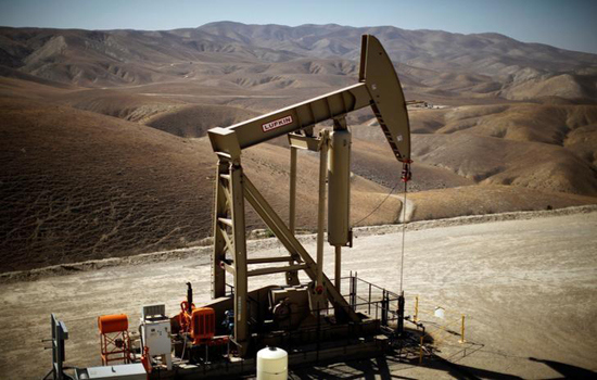 Giá dầu Brent đạt 65 USD/thùng lần đầu tiên do sự cố đường ống dẫn dầu ở Biển Bắc - Ảnh 1