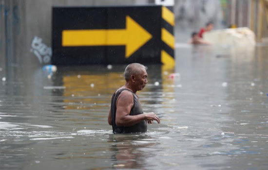 Chùm ảnh bão Sơn Tinh đổ bộ vào Philippines, đường phố tại Manila biến thành sông - Ảnh 1