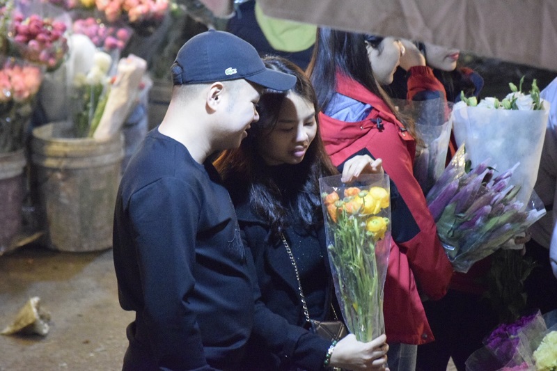 [Ảnh] Đêm không ngủ ở chợ hoa Tết lớn nhất Hà Nội - Ảnh 5
