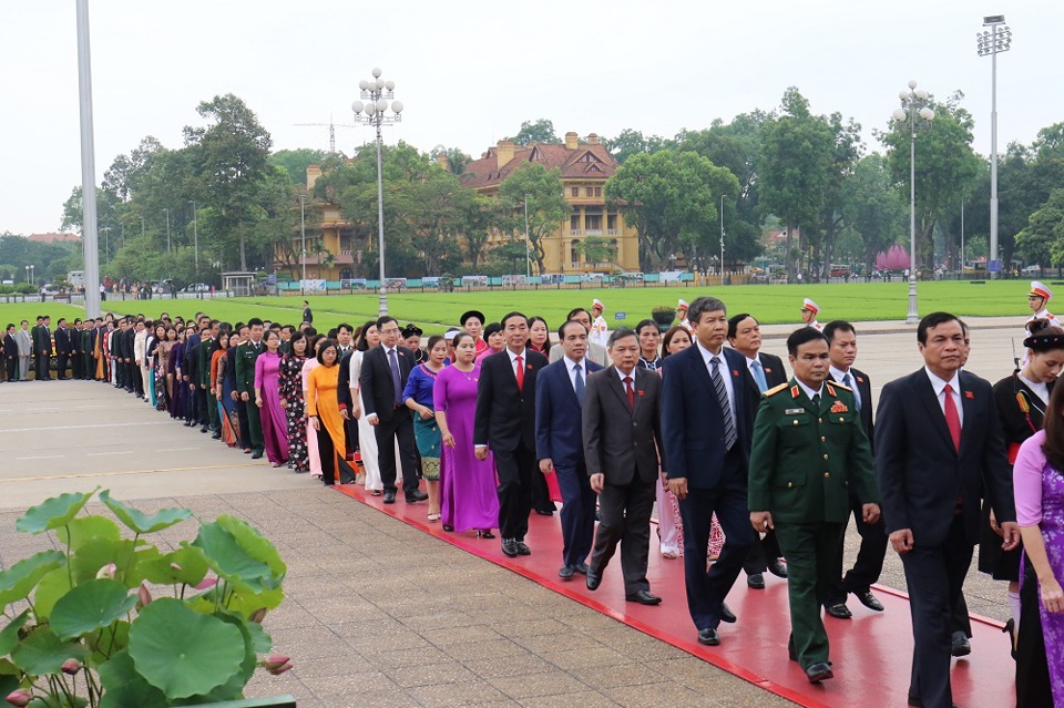 [Ảnh] Các vị đại biểu Quốc hội vào Lăng viếng Chủ tịch Hồ Chí Minh - Ảnh 5