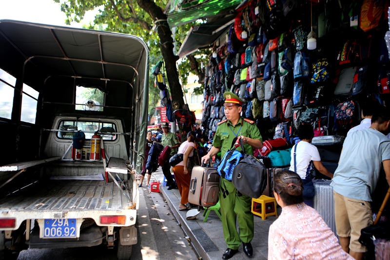 Vắng bóng “cò” taxi, hàng rong chèo kéo, “chặt chém” du khách - Ảnh 3