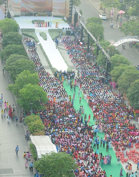 Trên 3.000 phụ nữ đồng diễn với áo dài trên phố đi bộ Nguyễn Huệ - Ảnh 2