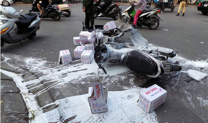 Hà Nội: Xe ô tô tông liên hoàn nhiều xe máy trên phố Phan Bội Châu - Ảnh 3