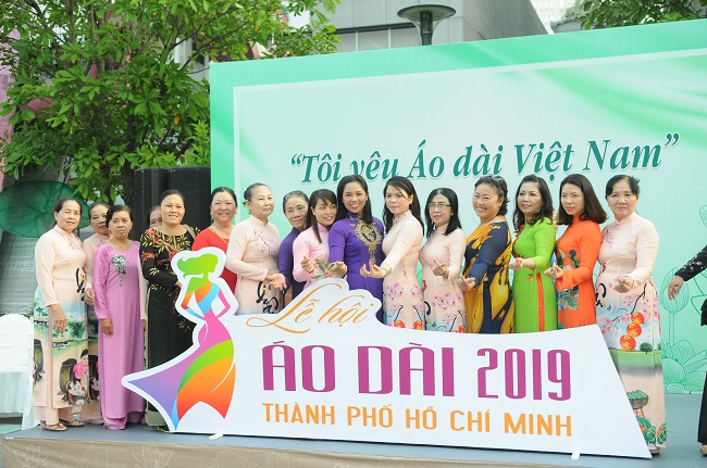 Trên 3.000 phụ nữ đồng diễn với áo dài trên phố đi bộ Nguyễn Huệ - Ảnh 3