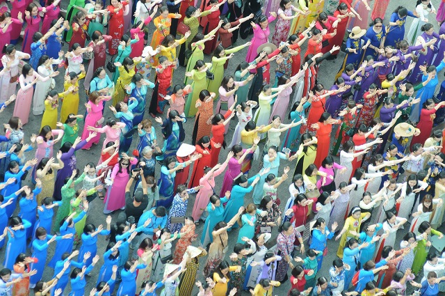 Trên 3.000 phụ nữ đồng diễn với áo dài trên phố đi bộ Nguyễn Huệ - Ảnh 5