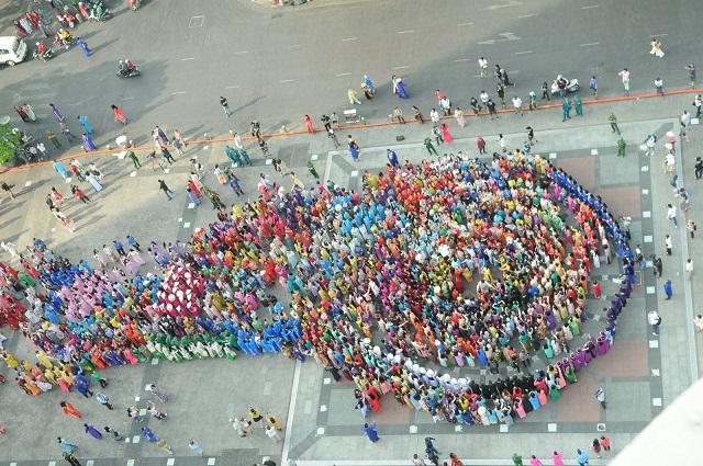 Trên 3.000 phụ nữ đồng diễn với áo dài trên phố đi bộ Nguyễn Huệ - Ảnh 6