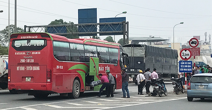 Ngày đầu nghỉ lễ: Ùn ứ giao thông vì xe khách liên tỉnh - Ảnh 5