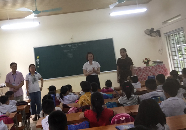 EVN HANOI sẻ chia yêu thương với học sinh huyện Ba Vì - Ảnh 2