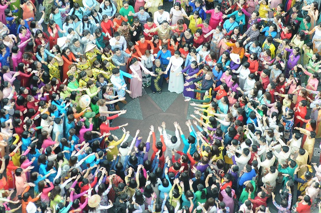 Trên 3.000 phụ nữ đồng diễn với áo dài trên phố đi bộ Nguyễn Huệ - Ảnh 7