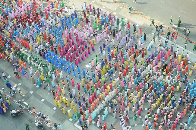 Trên 3.000 phụ nữ đồng diễn với áo dài trên phố đi bộ Nguyễn Huệ - Ảnh 8