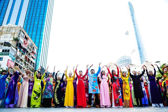 Trên 3.000 phụ nữ đồng diễn với áo dài trên phố đi bộ Nguyễn Huệ - Ảnh 9