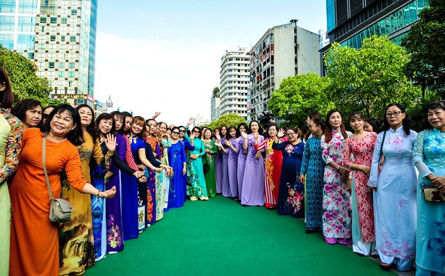Trên 3.000 phụ nữ đồng diễn với áo dài trên phố đi bộ Nguyễn Huệ - Ảnh 10