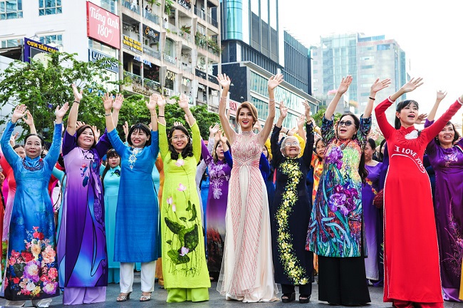 Trên 3.000 phụ nữ đồng diễn với áo dài trên phố đi bộ Nguyễn Huệ - Ảnh 12