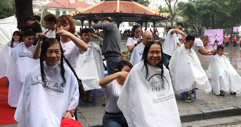 Hà Nội: Hàng nghìn người "đội mưa" hưởng ứng Tháng Nhân đạo 2018 - Ảnh 12