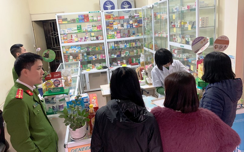 Quận Thanh Xuân: Niêm phong, xử phạt các hiệu thuốc "chặt chém" giá khẩu trang - Ảnh 2