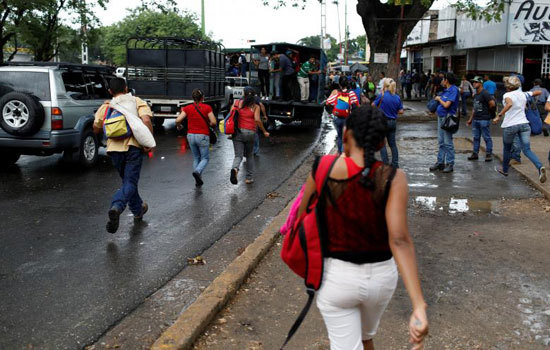 Hình ảnh người dân Venezuela “đu” xe tải đi làm do khủng hoảng giao thông công cộng - Ảnh 8
