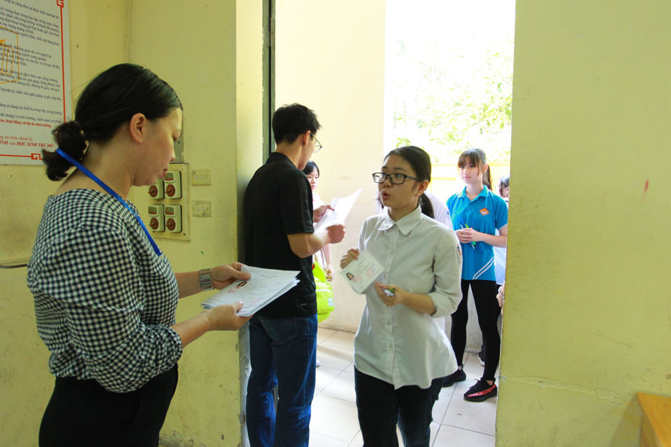 Học sinh Hà Nội kết thúc môn thi đầu tiên kỳ thi tuyển sinh lớp 10 - Ảnh 2