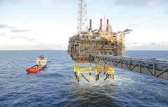Ả Rập Saudi dừng xuất dầu qua Biển Đỏ, giá dầu khép lại tuần tăng mạnh - Ảnh 1