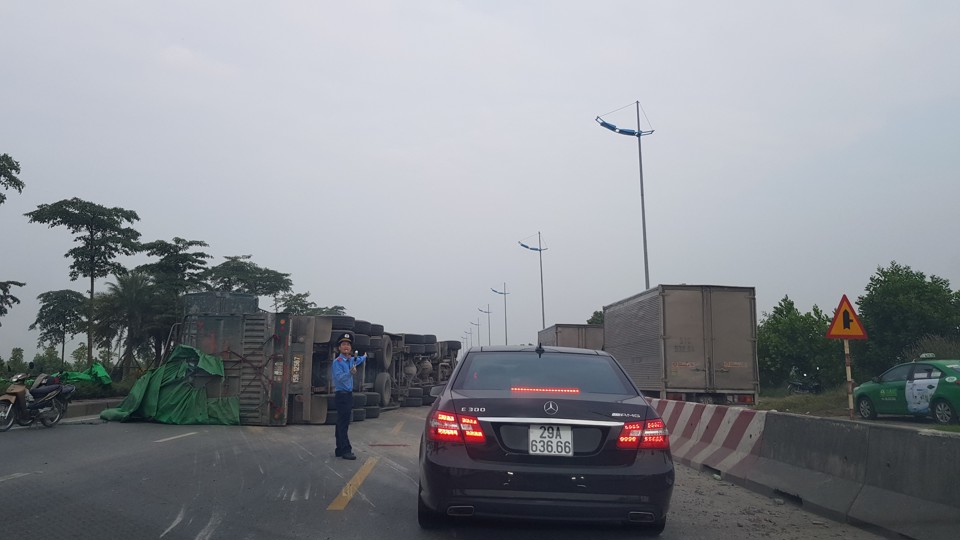 Xe container bị lật trên đường Trường Sa, giao thông ùn tắc nghiêm trọng - Ảnh 2
