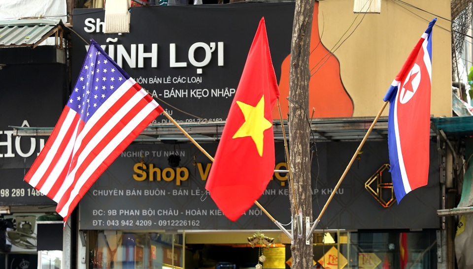 [Ảnh] Hơn 3.700 lá cờ ba nước Việt Nam - Mỹ - Triều Tiên tung bay khắp phố phường Hà Nội - Ảnh 6