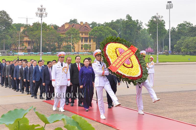 [Ảnh] Các vị đại biểu Quốc hội vào Lăng viếng Chủ tịch Hồ Chí Minh - Ảnh 2