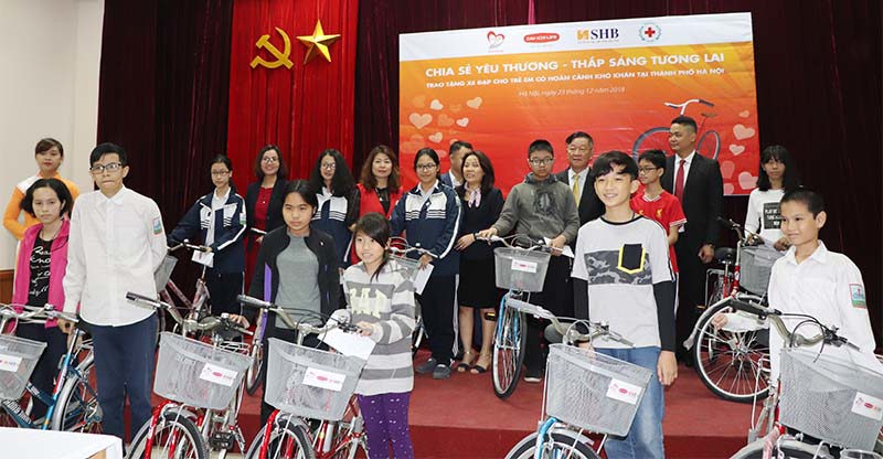 Trao 132 xe đạp cho học sinh có hoàn cảnh khó khăn trên địa bàn TP Hà Nội - Ảnh 1