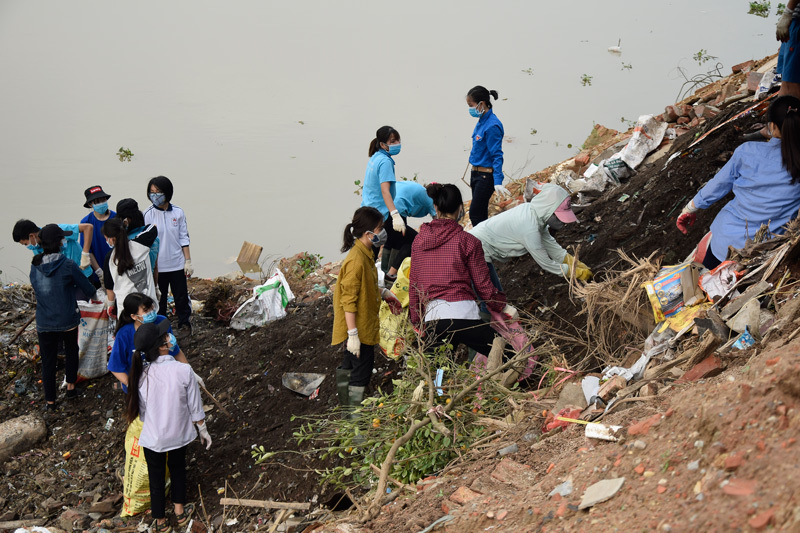 Sinh viên và người dân dọn 30 tấn rác tự phát tại chân cầu Xuân Lai - Ảnh 3