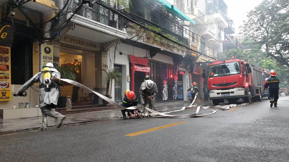 Hà Nội: Cháy giả định trên phố Hàng Buồm, nhiều người mắc kẹt được giải cứu - Ảnh 9