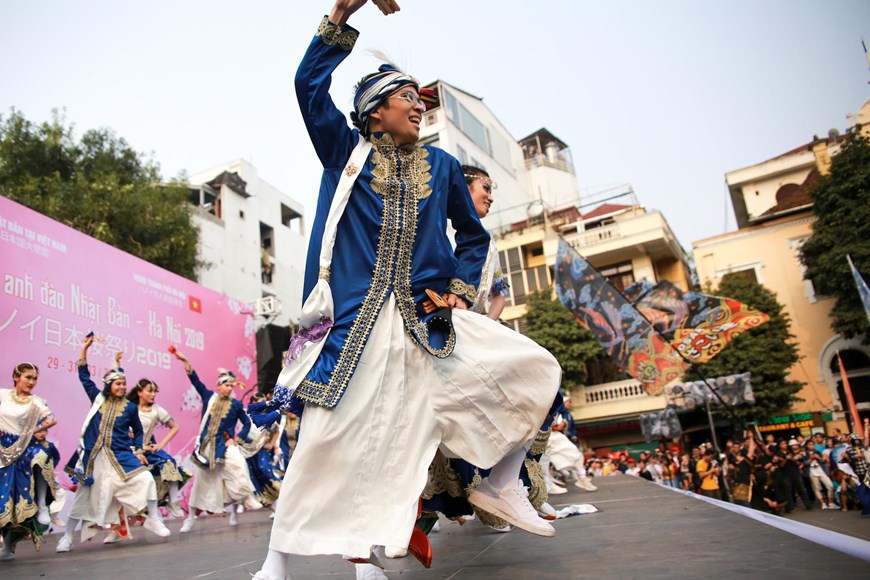 700 nghệ sĩ trình diễn nghệ thuật múa Yosakoi đầy màu sắc tại Lễ hội hoa anh đào - Ảnh 1