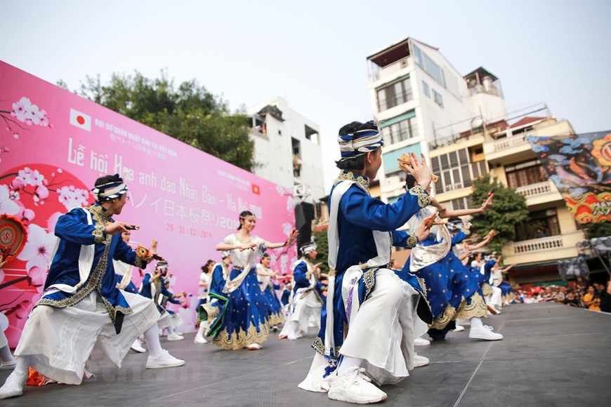 700 nghệ sĩ trình diễn nghệ thuật múa Yosakoi đầy màu sắc tại Lễ hội hoa anh đào - Ảnh 5