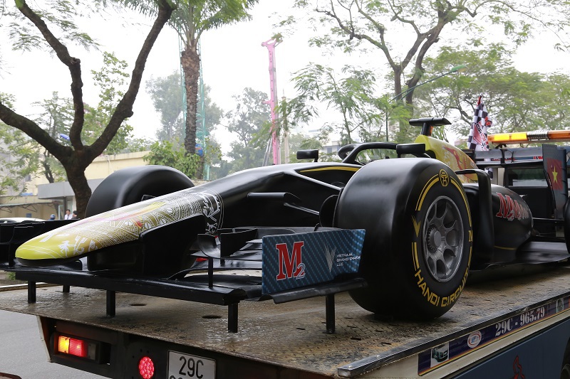 Cận cảnh mô hình xe đua F1 xuất hiện trên phố Hà Nội - Ảnh 3