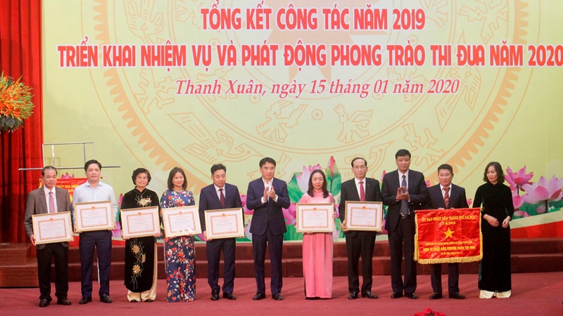 Quận Thanh Xuân khen thưởng hơn 300 tập thể, cá nhân có thành tích xuất sắc - Ảnh 1