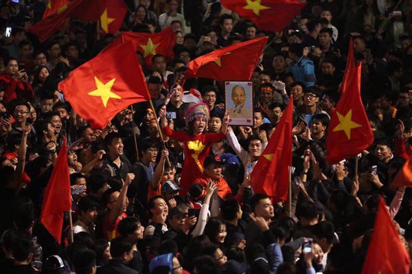 Người dân đổ ra đường ăn mừng chiến thắng lịch sử của "Những con rồng đỏ Châu Á" - Ảnh 6