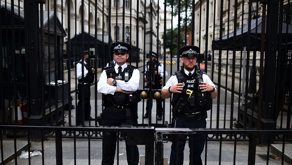 Cảnh sát và tình báo Anh phá âm mưu ám sát Thủ tướng May - Ảnh 1