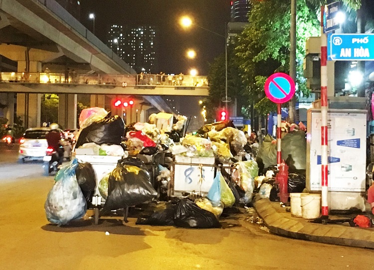 UBND quận Hà Đông nói gì về điểm tập kết rác cản trở giao thông trên đường Trần Phú? - Ảnh 1