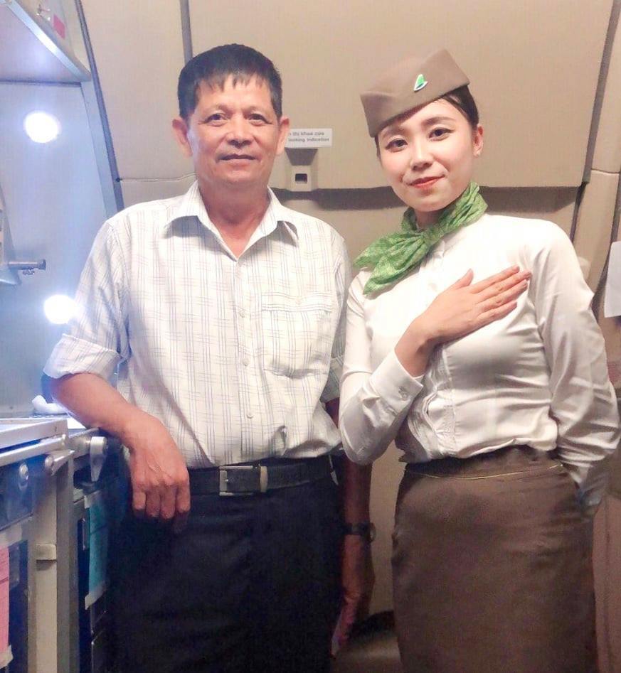 Cộng đồng mạng tan chảy với hình ảnh tiếp viên Bamboo dỗ trẻ giúp mẹ bị mệt trên khoang máy bay - Ảnh 3