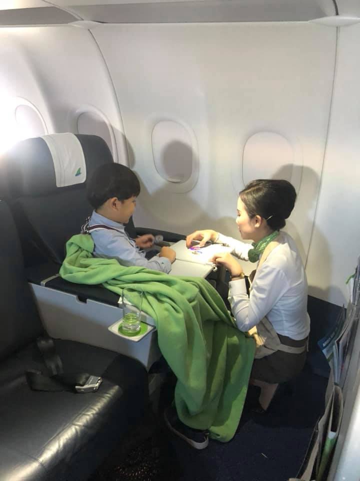 Cộng đồng mạng tan chảy với hình ảnh tiếp viên Bamboo dỗ trẻ giúp mẹ bị mệt trên khoang máy bay - Ảnh 5