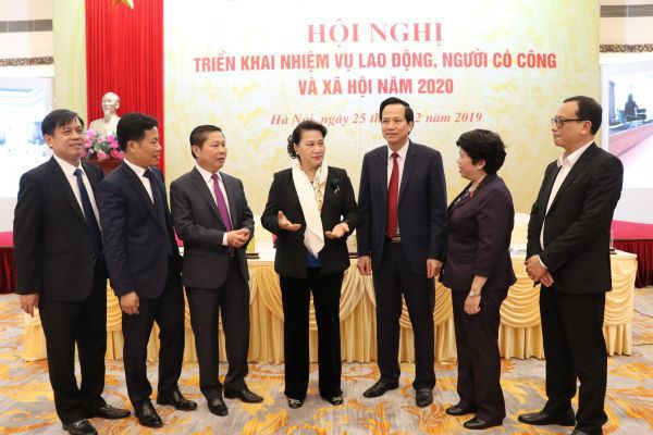 Chủ tịch Quốc hội Nguyễn Thị Kim Ngân xúc động khi ngày càng nhiều lá đơn xin thoát nghèo - Ảnh 1