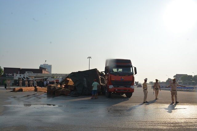 Hà Tĩnh: Xe đầu kéo chở gần 70 khối gỗ lật nhào trên quốc lộ - Ảnh 1