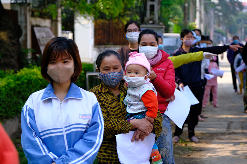 Hà Nội: Hơn 2.000 người dân thôn Liễu Trì được lấy mẫu xét nghiệm Covid-19 - Ảnh 2