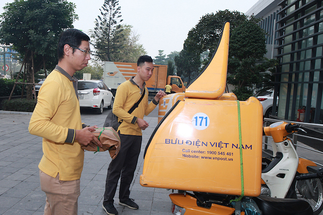 Bưu điện Việt Nam bắt đầu chuyển phát 18.000 vé trận Việt Nam - Malaysia - Ảnh 2